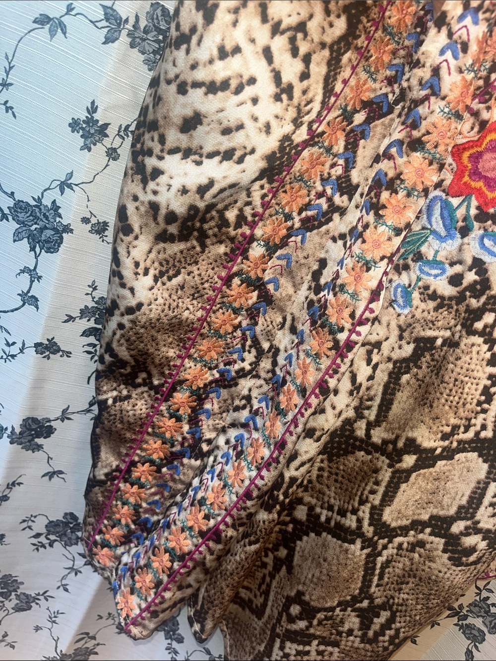 Oddy Snakeskin Print Embroidered Oversized Blouse - Picture 4 of 10